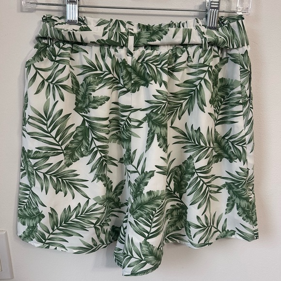 Lulu's High Waist Green and White Tropical Shorts resort wear vacation Size M - Picture 2 of 8